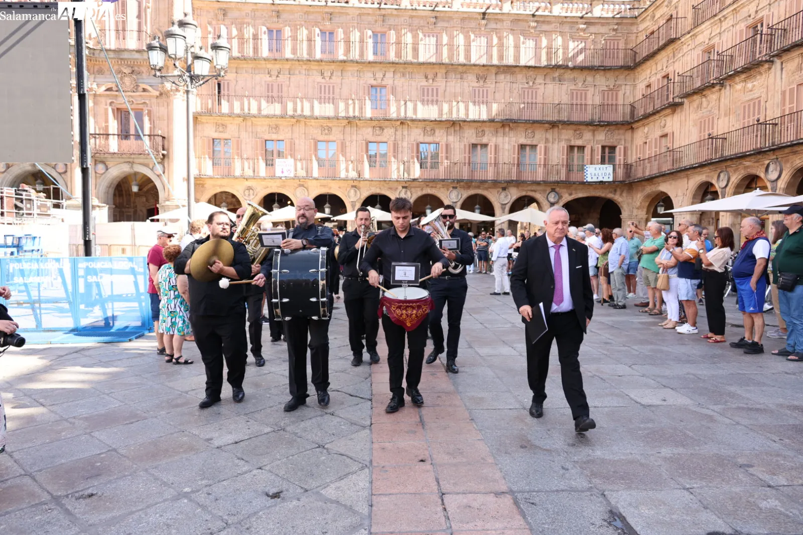 Desfile de la Corporación municipal de Salamanca para asistir a la eucaristía en honor a la Virgen de la Vega. Fotos: David Sañudo
