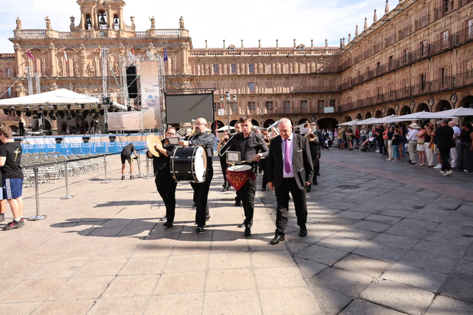 Desfile de la Corporación municipal de Salamanca para asistir a la eucaristía en honor a la Virgen de la Vega. Fotos: David Sañudo