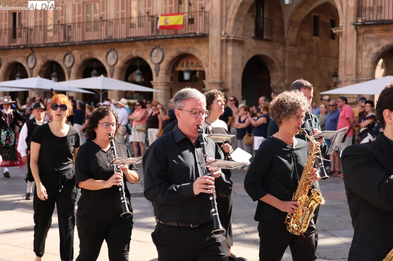 Desfile de la Corporación municipal de Salamanca para asistir a la eucaristía en honor a la Virgen de la Vega. Fotos: David Sañudo