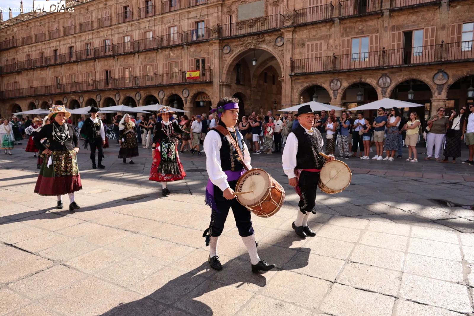 Desfile de la Corporación municipal de Salamanca para asistir a la eucaristía en honor a la Virgen de la Vega. Fotos: David Sañudo