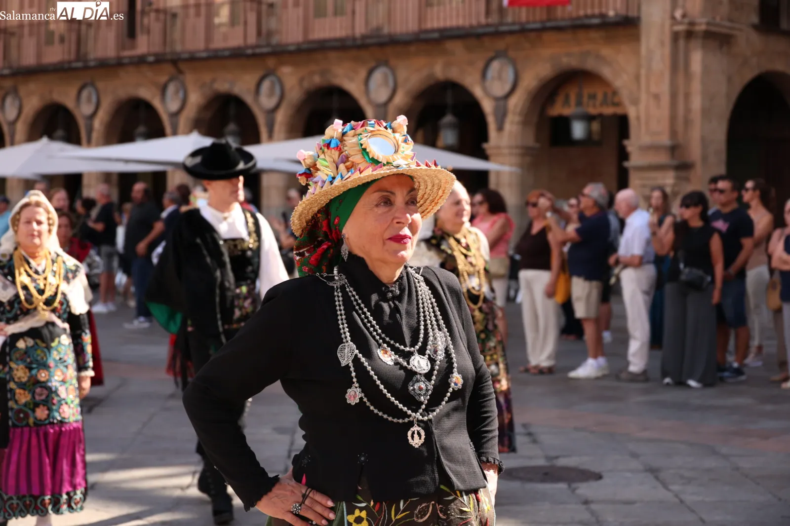Desfile de la Corporación municipal de Salamanca para asistir a la eucaristía en honor a la Virgen de la Vega. Fotos: David Sañudo