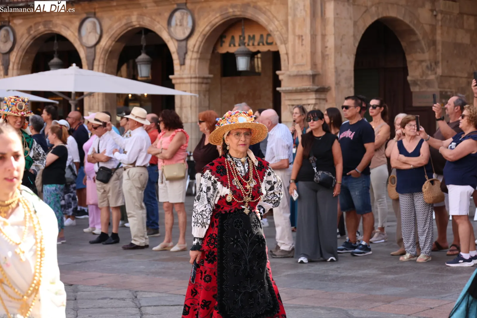 Desfile de la Corporación municipal de Salamanca para asistir a la eucaristía en honor a la Virgen de la Vega. Fotos: David Sañudo