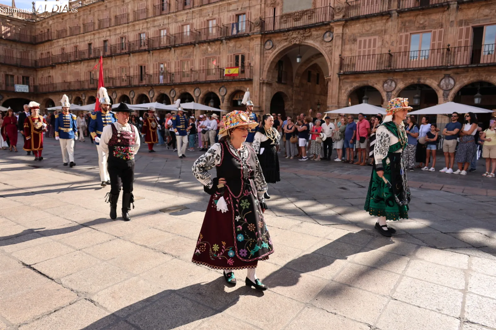 Desfile de la Corporación municipal de Salamanca para asistir a la eucaristía en honor a la Virgen de la Vega. Fotos: David Sañudo