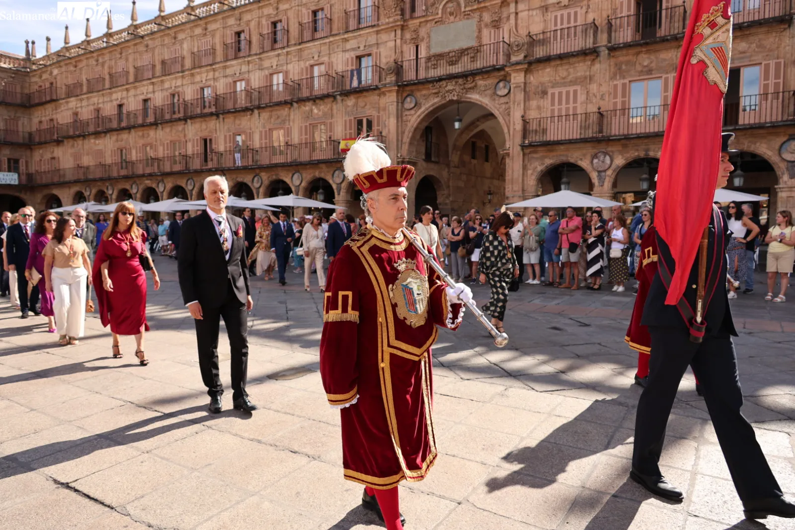 Desfile de la Corporación municipal de Salamanca para asistir a la eucaristía en honor a la Virgen de la Vega. Fotos: David Sañudo