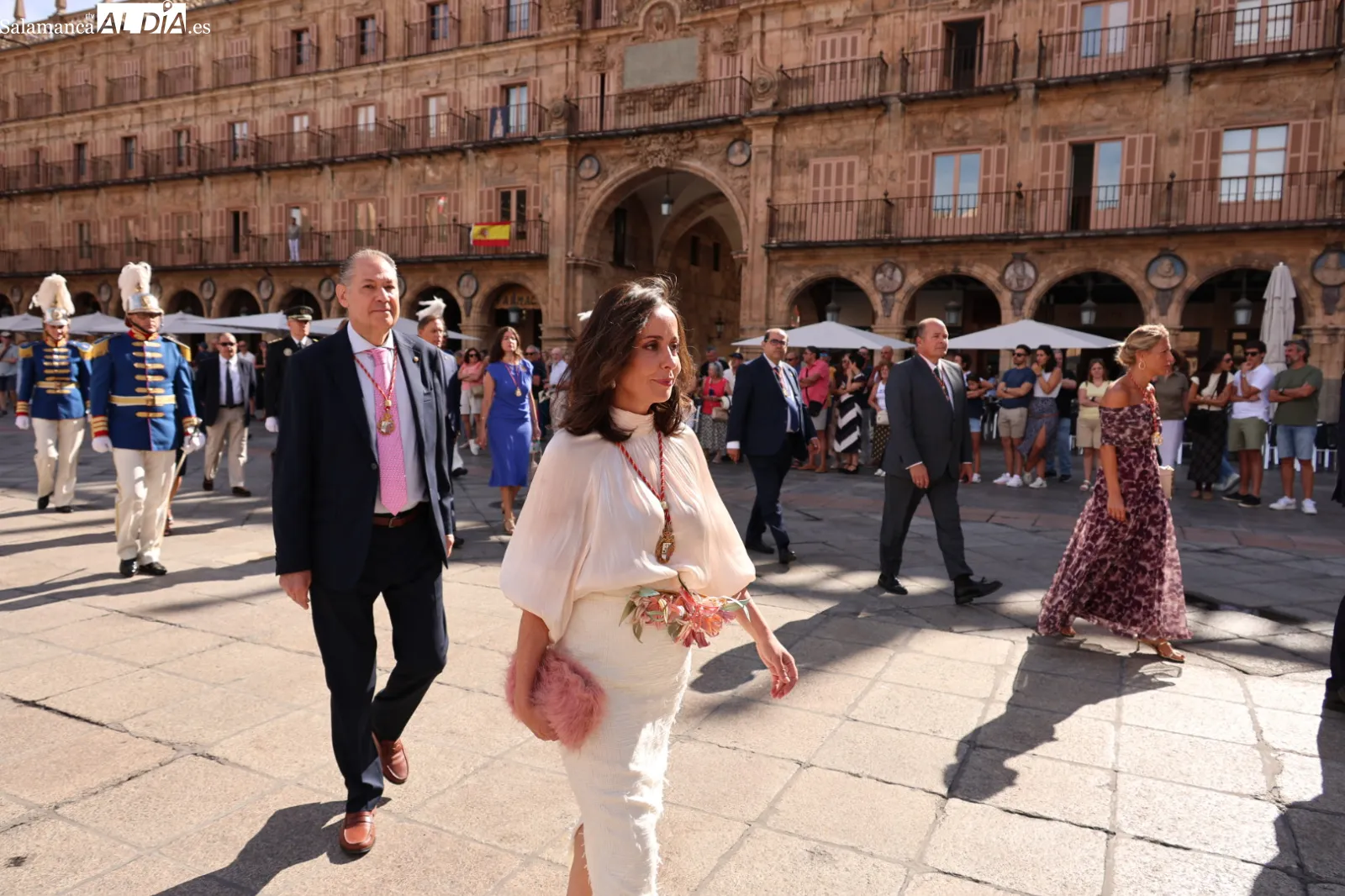 Desfile de la Corporación municipal de Salamanca para asistir a la eucaristía en honor a la Virgen de la Vega. Fotos: David Sañudo
