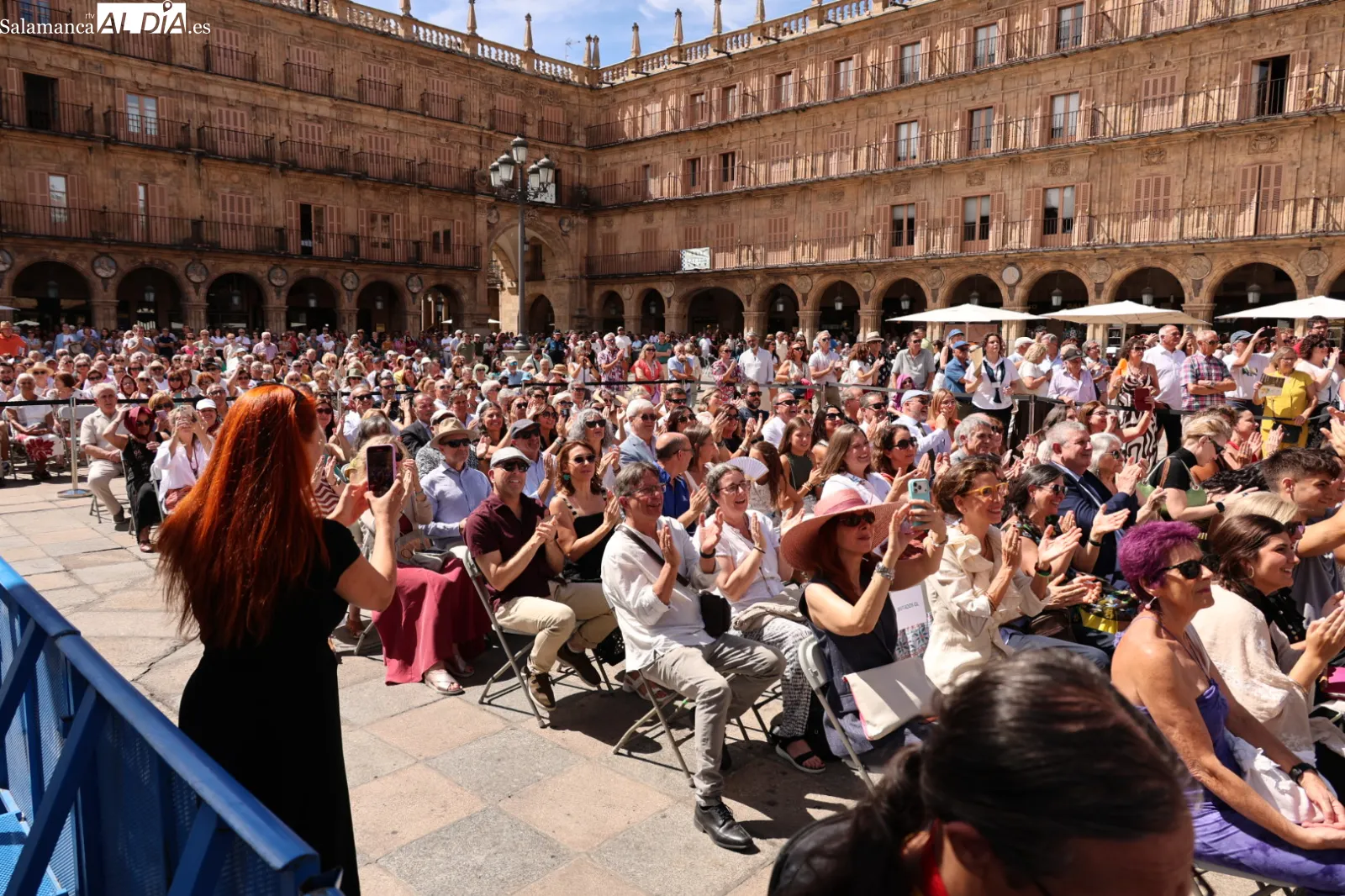 Pregón de Guadalupe Lancho en la Plaza Mayor de Salamanca. Fotos: David Sañudo