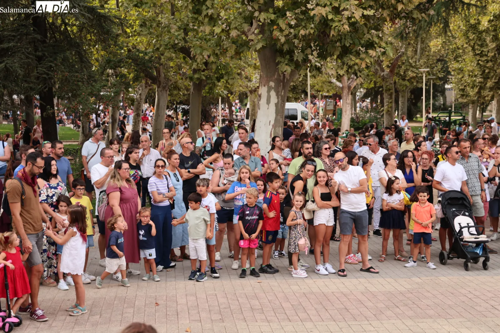 Gigantes y cabezudos, acompañados por la Charanga Queloque’s Band, en el parque de La Alamedilla de Salamanca. Fotos: David Sañudo