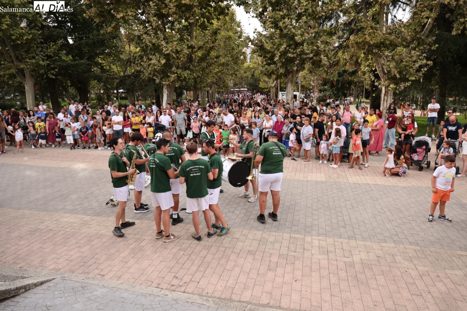 Gigantes y cabezudos, acompañados por la Charanga Queloque’s Band, en el parque de La Alamedilla de Salamanca. Fotos: David Sañudo