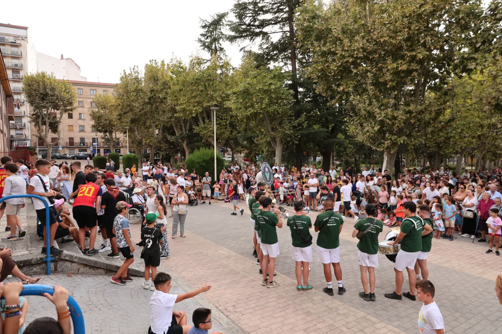 Gigantes y cabezudos, acompañados por la Charanga Queloque’s Band, en el parque de La Alamedilla de Salamanca. Fotos: David Sañudo