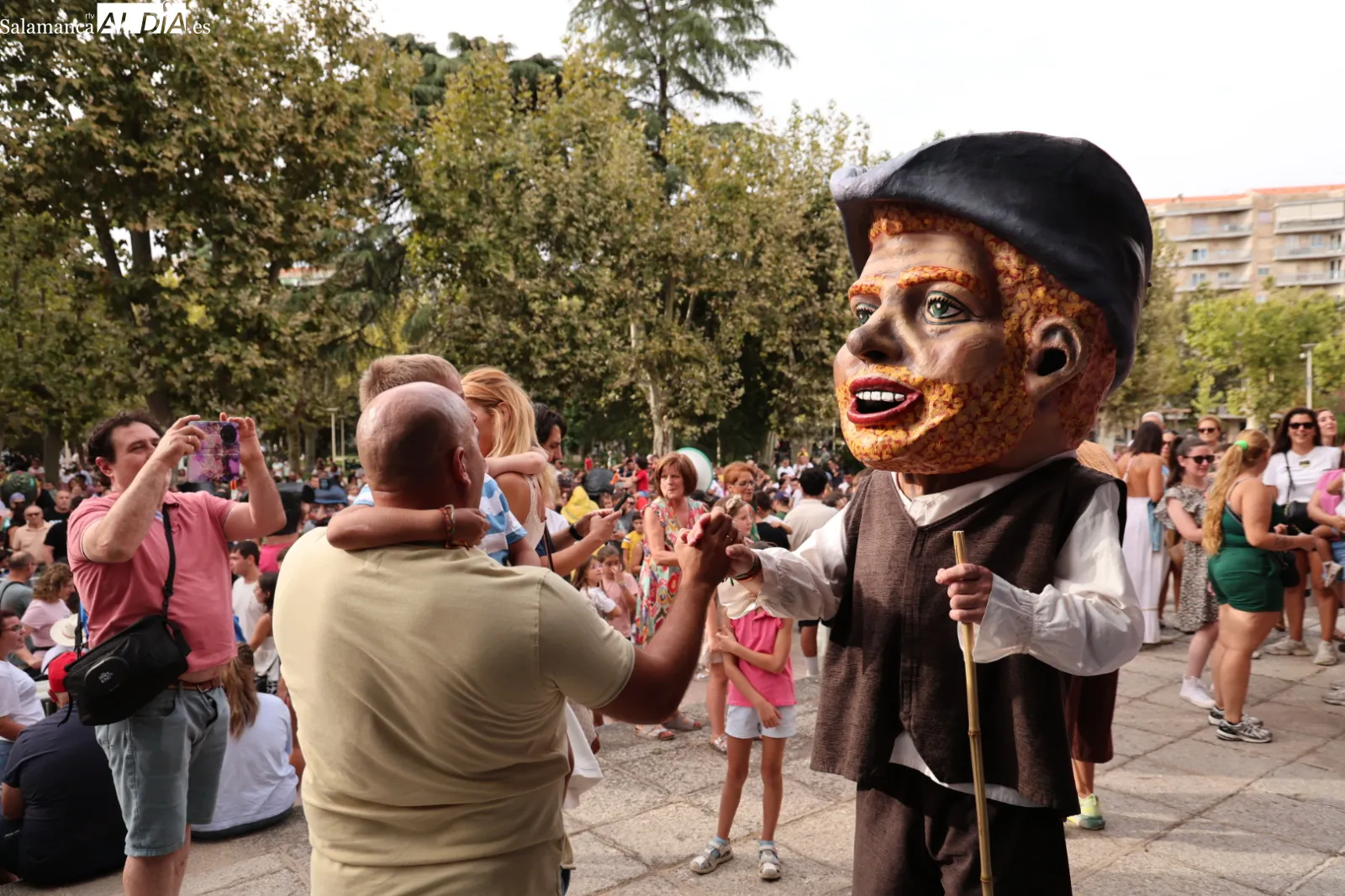 Gigantes y cabezudos, acompañados por la Charanga Queloque’s Band, en el parque de La Alamedilla de Salamanca. Fotos: David Sañudo