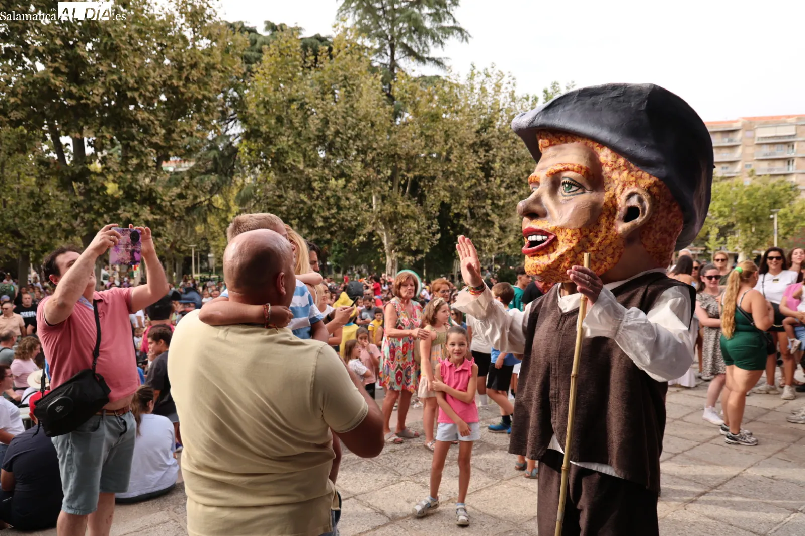 Gigantes y cabezudos, acompañados por la Charanga Queloque’s Band, en el parque de La Alamedilla de Salamanca. Fotos: David Sañudo