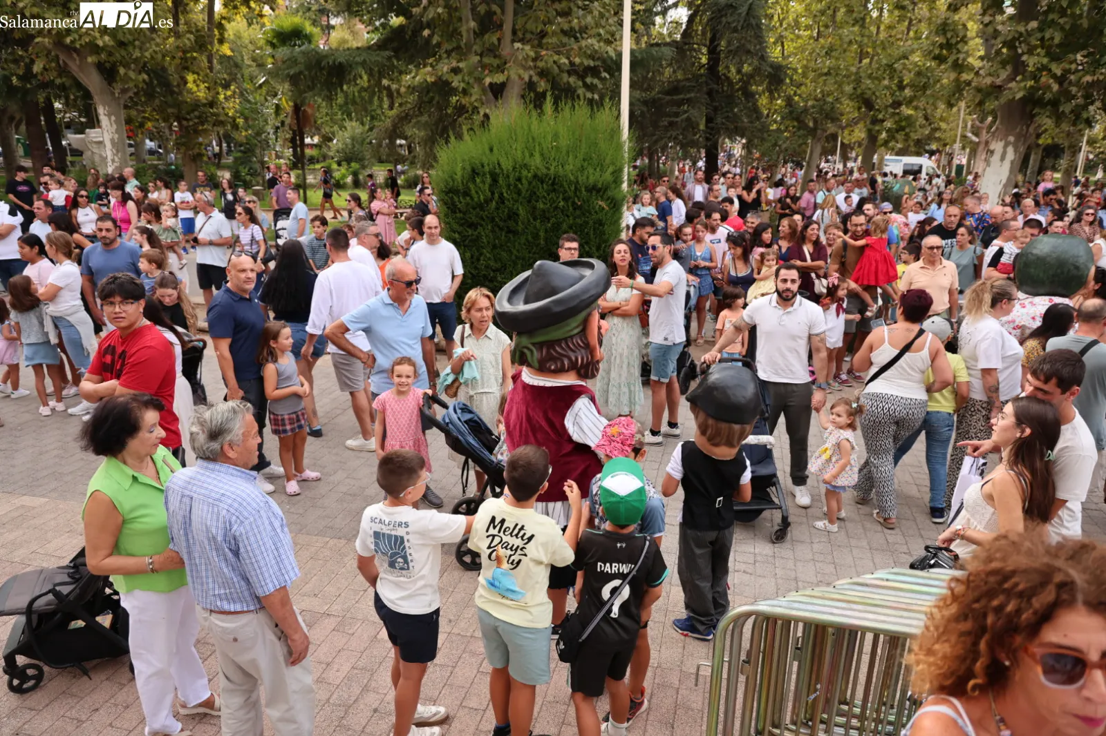 Gigantes y cabezudos, acompañados por la Charanga Queloque’s Band, en el parque de La Alamedilla de Salamanca. Fotos: David Sañudo
