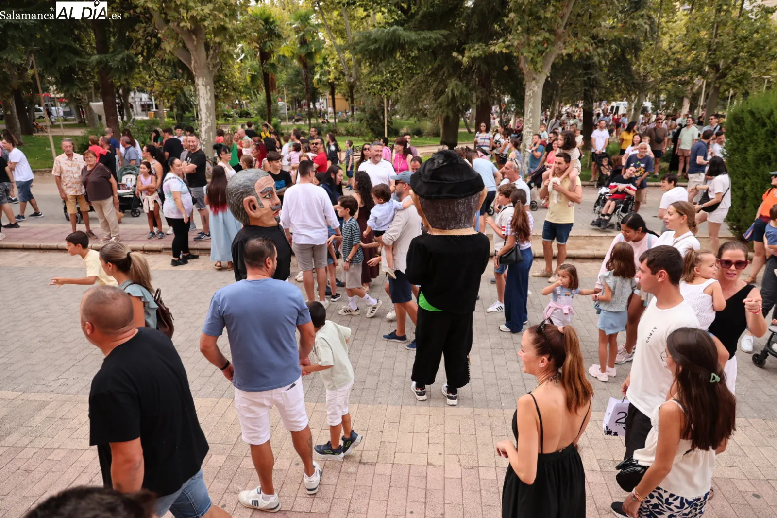Gigantes y cabezudos, acompañados por la Charanga Queloque’s Band, en el parque de La Alamedilla de Salamanca. Fotos: David Sañudo