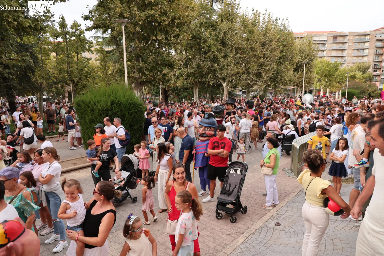 Gigantes y cabezudos, acompañados por la Charanga Queloque’s Band, en el parque de La Alamedilla de Salamanca. Fotos: David Sañudo