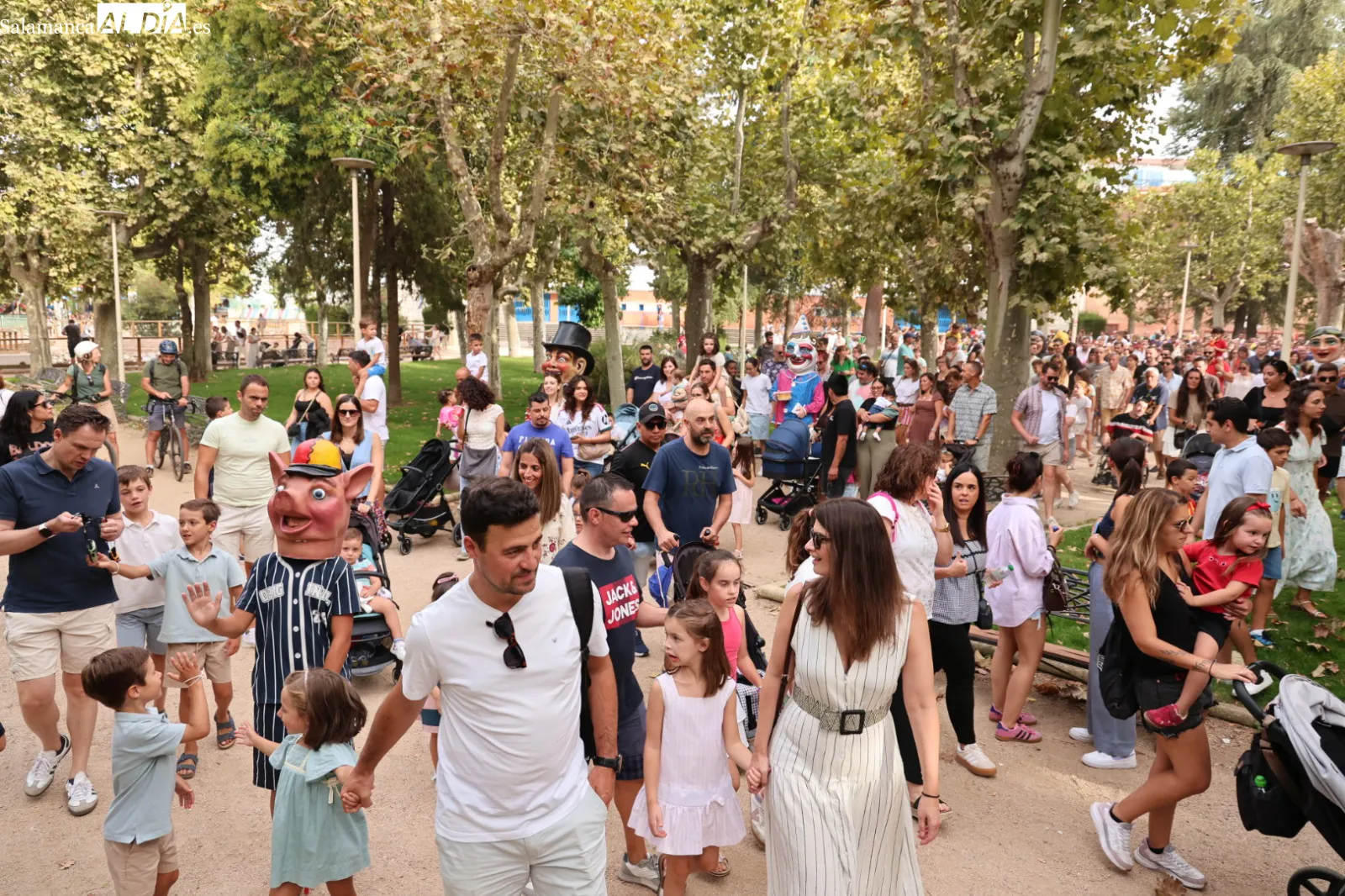 Gigantes y cabezudos, acompañados por la Charanga Queloque’s Band, en el parque de La Alamedilla de Salamanca. Fotos: David Sañudo