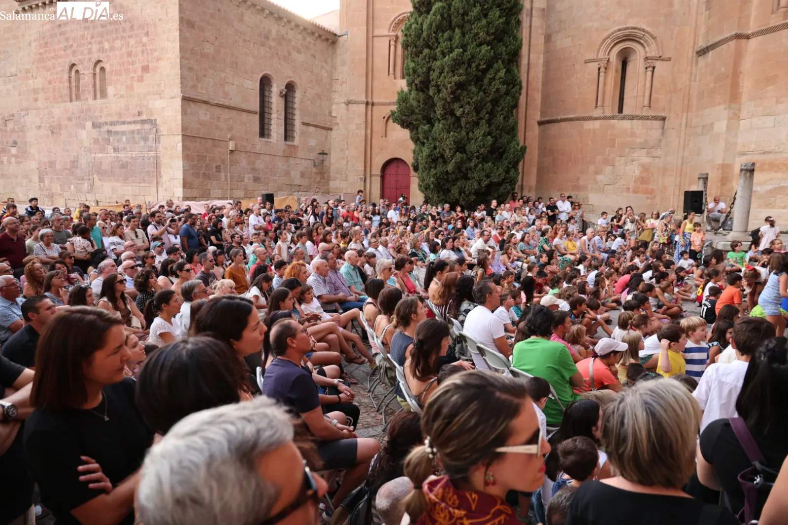Espectáculo de circo contemporáneo 'Fins al Cel', a cargo de la compañía valenciana Spinish Circo, en el Patio Chico de Salamanca. Fotos: David Sañudo