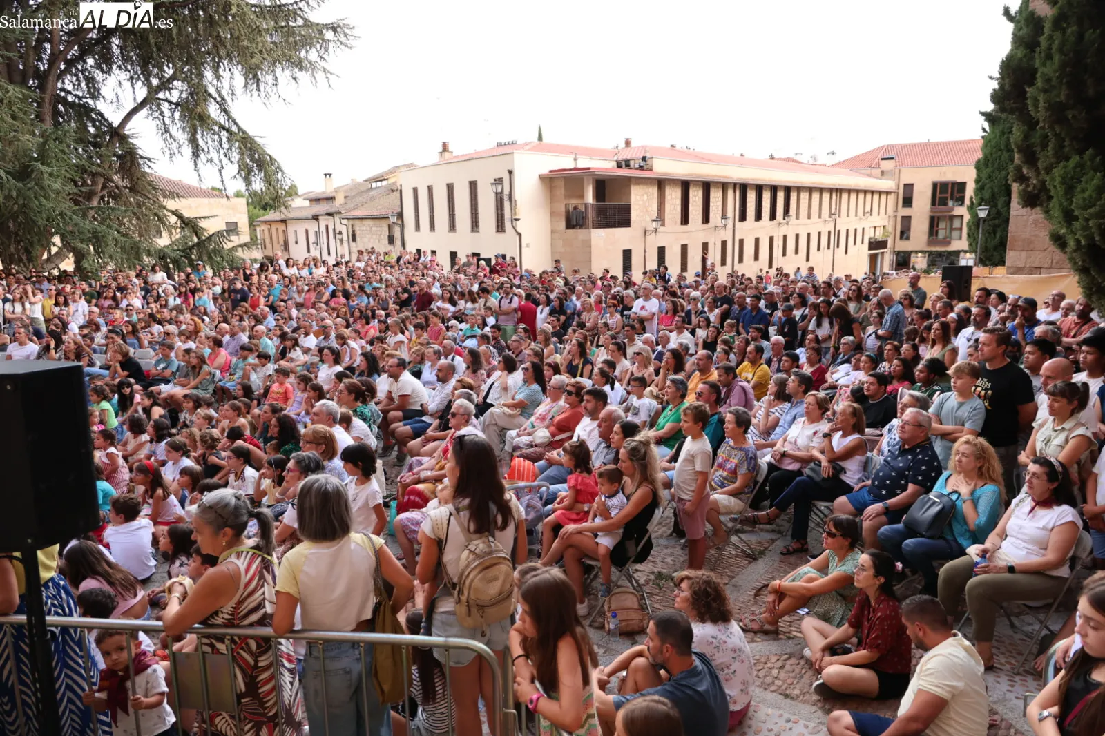 Espectáculo de circo contemporáneo 'Fins al Cel', a cargo de la compañía valenciana Spinish Circo, en el Patio Chico de Salamanca. Fotos: David Sañudo