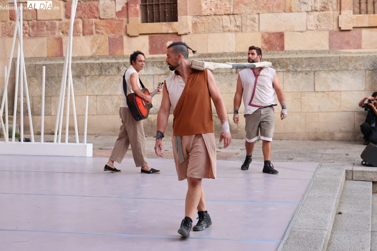 Espectáculo de circo contemporáneo 'Fins al Cel', a cargo de la compañía valenciana Spinish Circo, en el Patio Chico de Salamanca. Fotos: David Sañudo