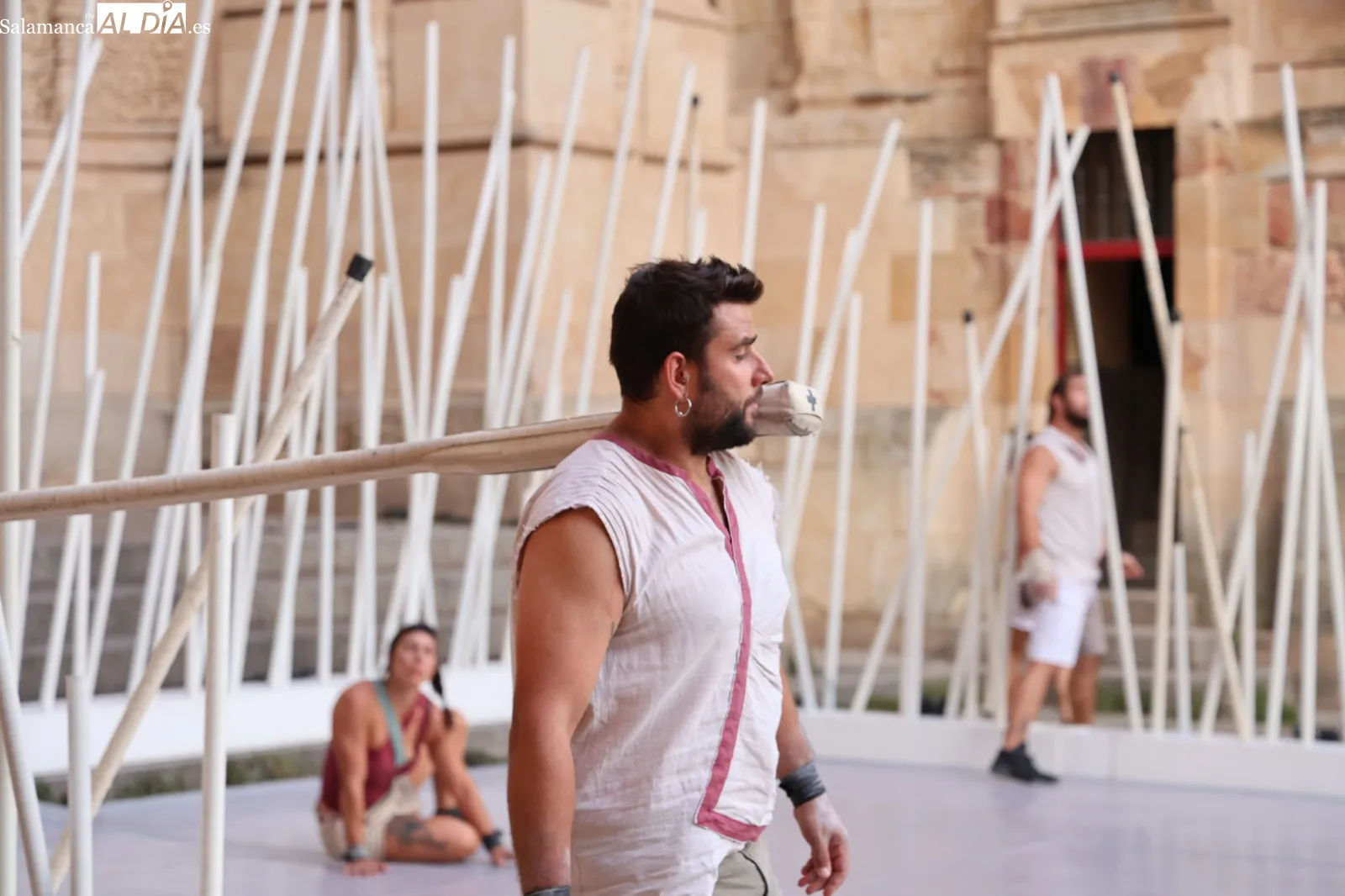 Espectáculo de circo contemporáneo 'Fins al Cel', a cargo de la compañía valenciana Spinish Circo, en el Patio Chico de Salamanca. Fotos: David Sañudo