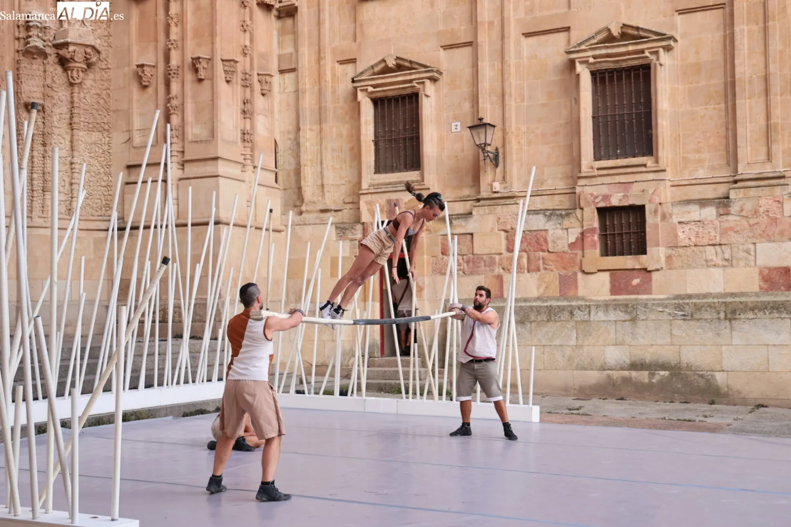 Espectáculo de circo contemporáneo 'Fins al Cel', a cargo de la compañía valenciana Spinish Circo, en el Patio Chico de Salamanca. Fotos: David Sañudo