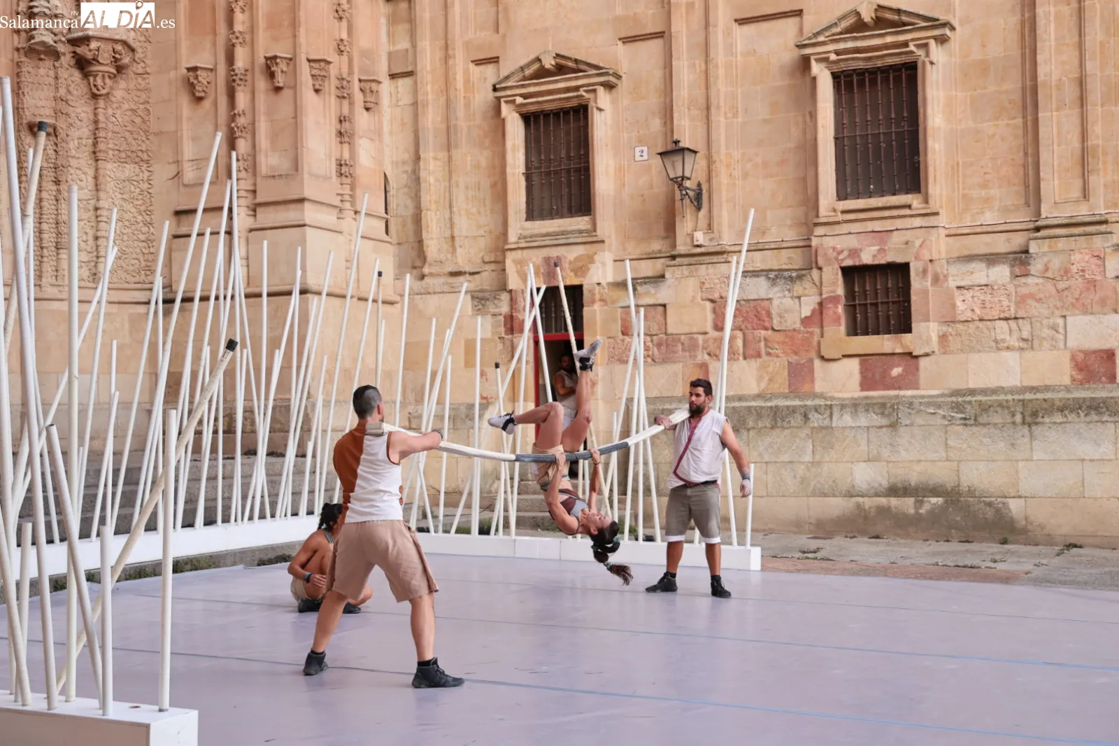 Espectáculo de circo contemporáneo 'Fins al Cel', a cargo de la compañía valenciana Spinish Circo, en el Patio Chico de Salamanca. Fotos: David Sañudo