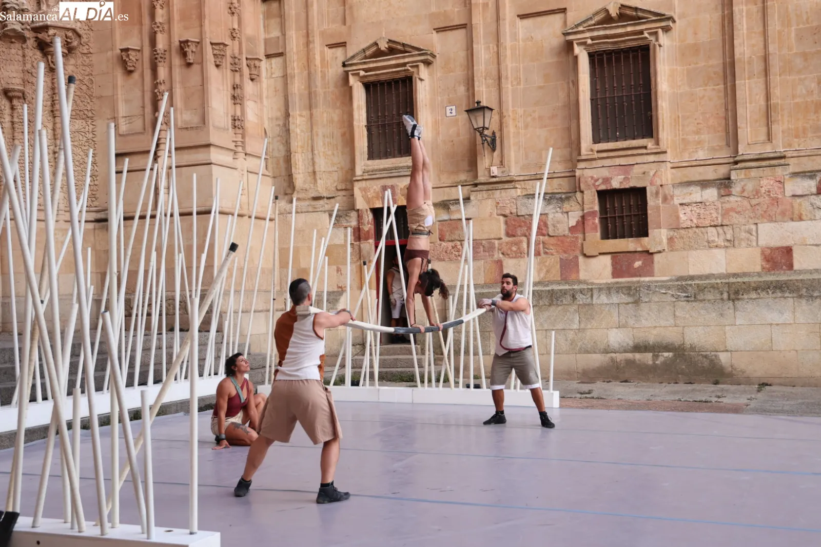 Espectáculo de circo contemporáneo 'Fins al Cel', a cargo de la compañía valenciana Spinish Circo, en el Patio Chico de Salamanca. Fotos: David Sañudo