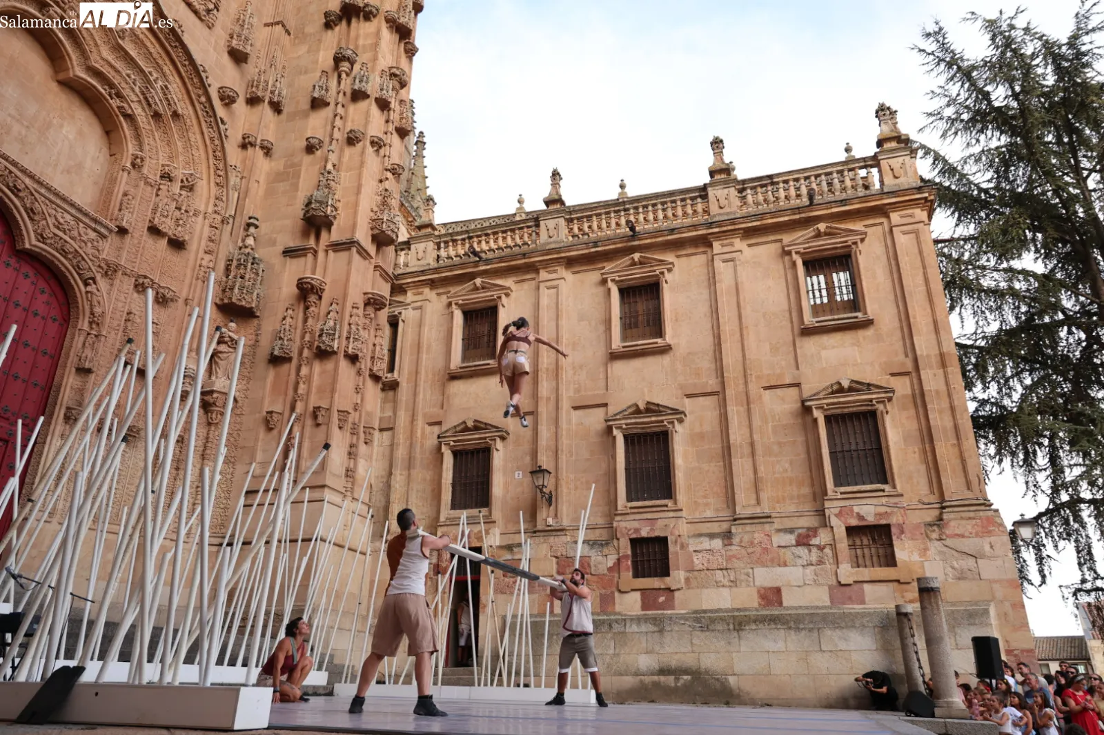 Espectáculo de circo contemporáneo 'Fins al Cel', a cargo de la compañía valenciana Spinish Circo, en el Patio Chico de Salamanca. Fotos: David Sañudo