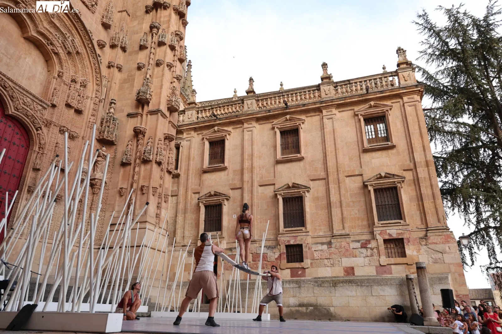 Espectáculo de circo contemporáneo 'Fins al Cel', a cargo de la compañía valenciana Spinish Circo, en el Patio Chico de Salamanca. Fotos: David Sañudo