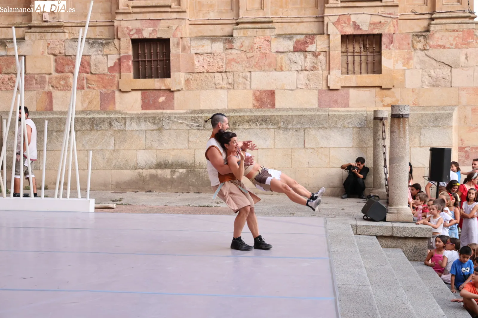 Espectáculo de circo contemporáneo 'Fins al Cel', a cargo de la compañía valenciana Spinish Circo, en el Patio Chico de Salamanca. Fotos: David Sañudo