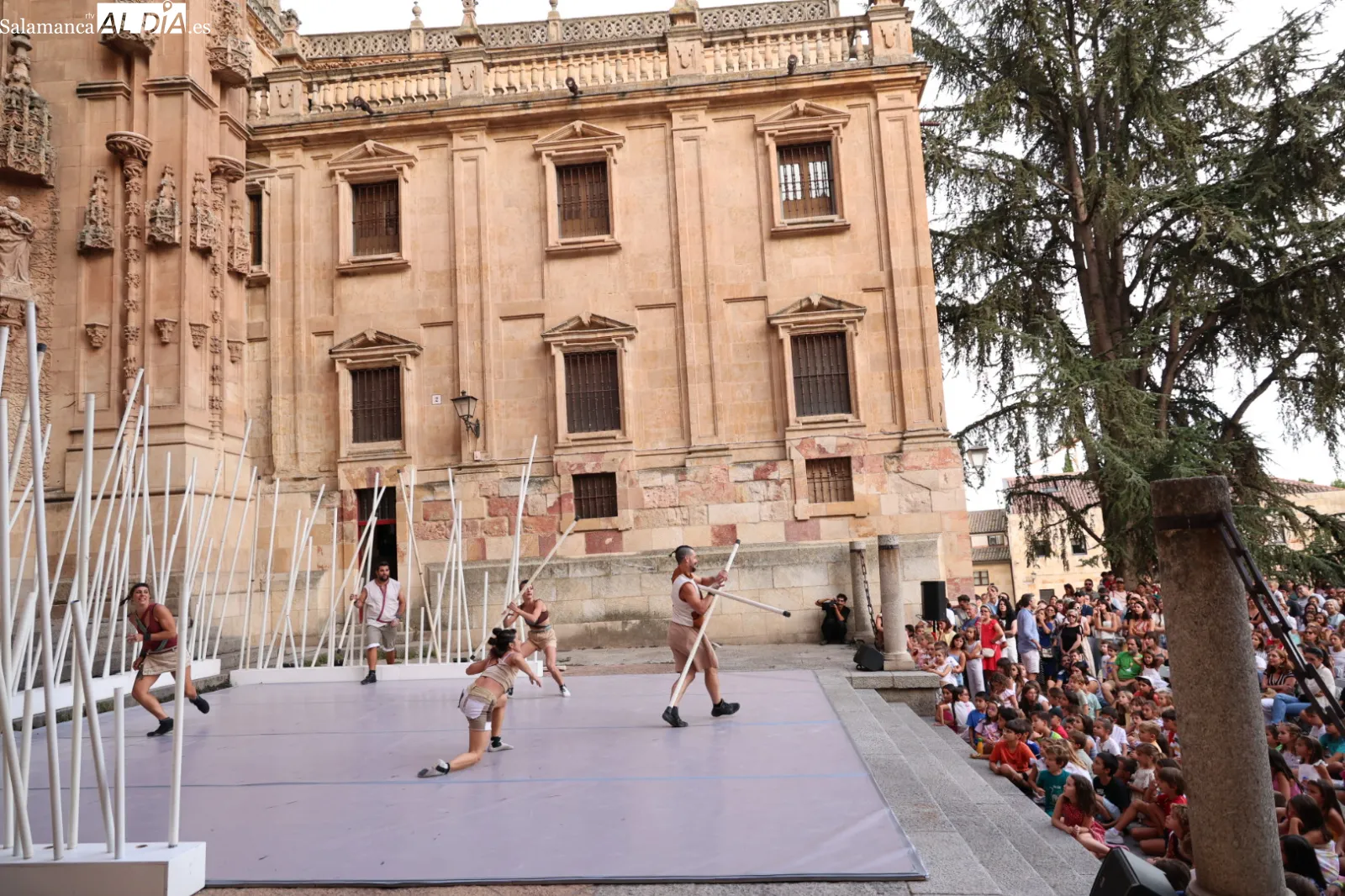 Espectáculo de circo contemporáneo 'Fins al Cel', a cargo de la compañía valenciana Spinish Circo, en el Patio Chico de Salamanca. Fotos: David Sañudo