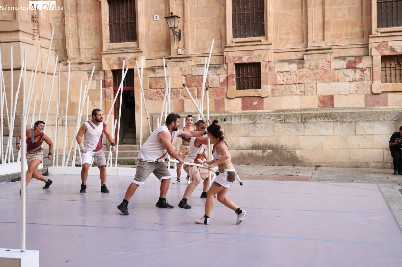 Espectáculo de circo contemporáneo 'Fins al Cel', a cargo de la compañía valenciana Spinish Circo, en el Patio Chico de Salamanca. Fotos: David Sañudo