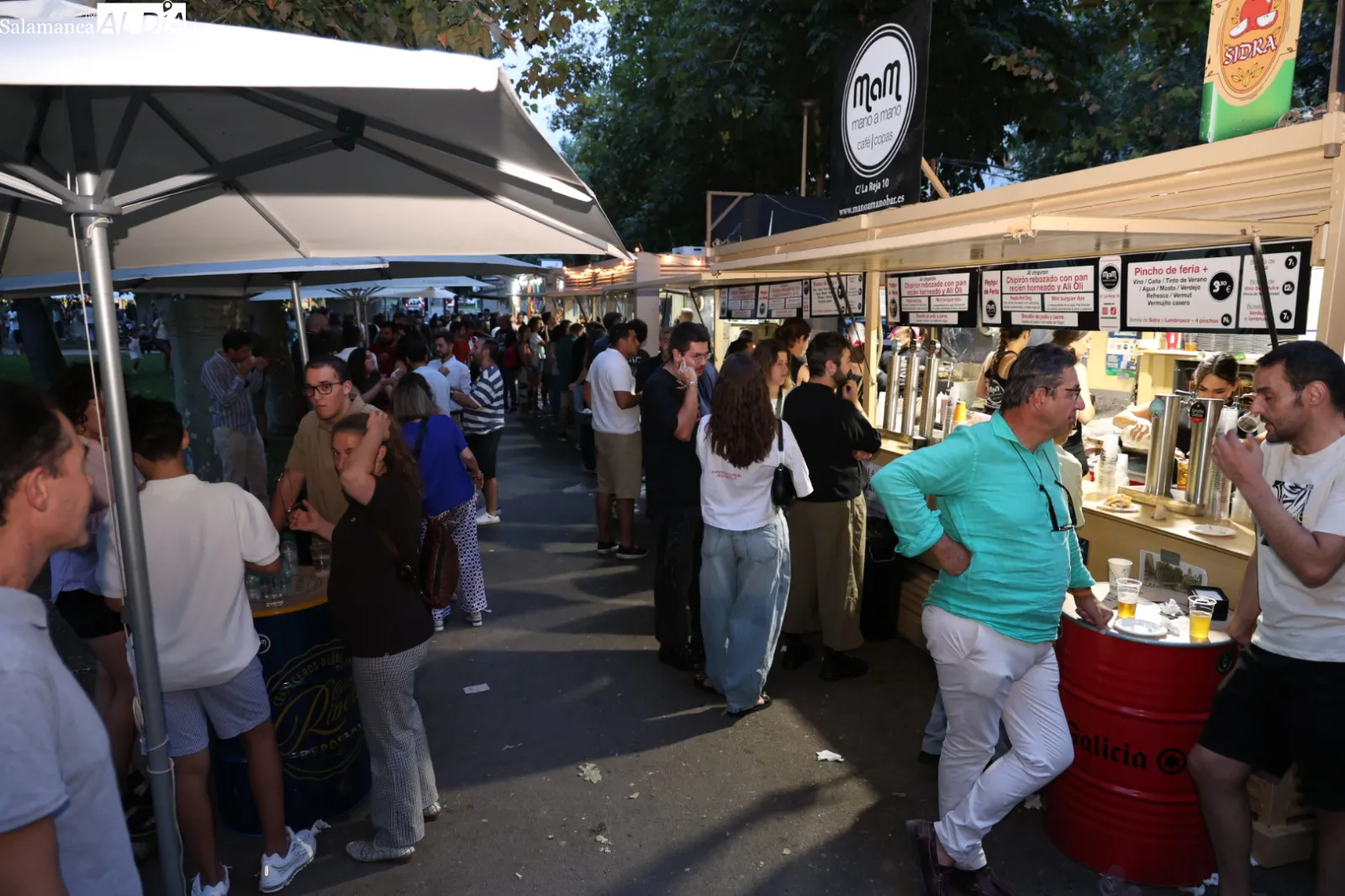 Ambiente en las casetas de La Alamedilla de la Feria de Día de Salamanca. Fotos: David Sañudo