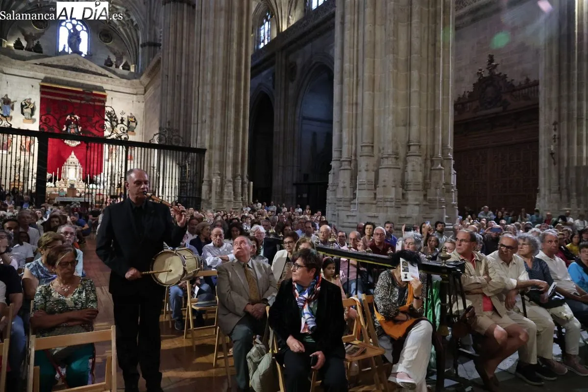  El órgano y el tamboril se fusionan en la Catedral de Salamanca | Fotos: David Sañudo