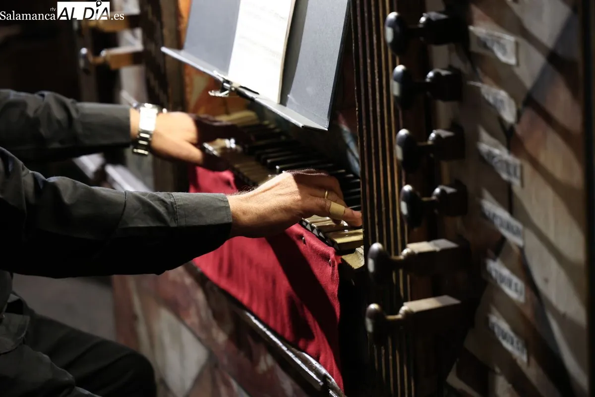 El órgano y el tamboril se fusionan en la Catedral de Salamanca | Fotos: David Sañudo