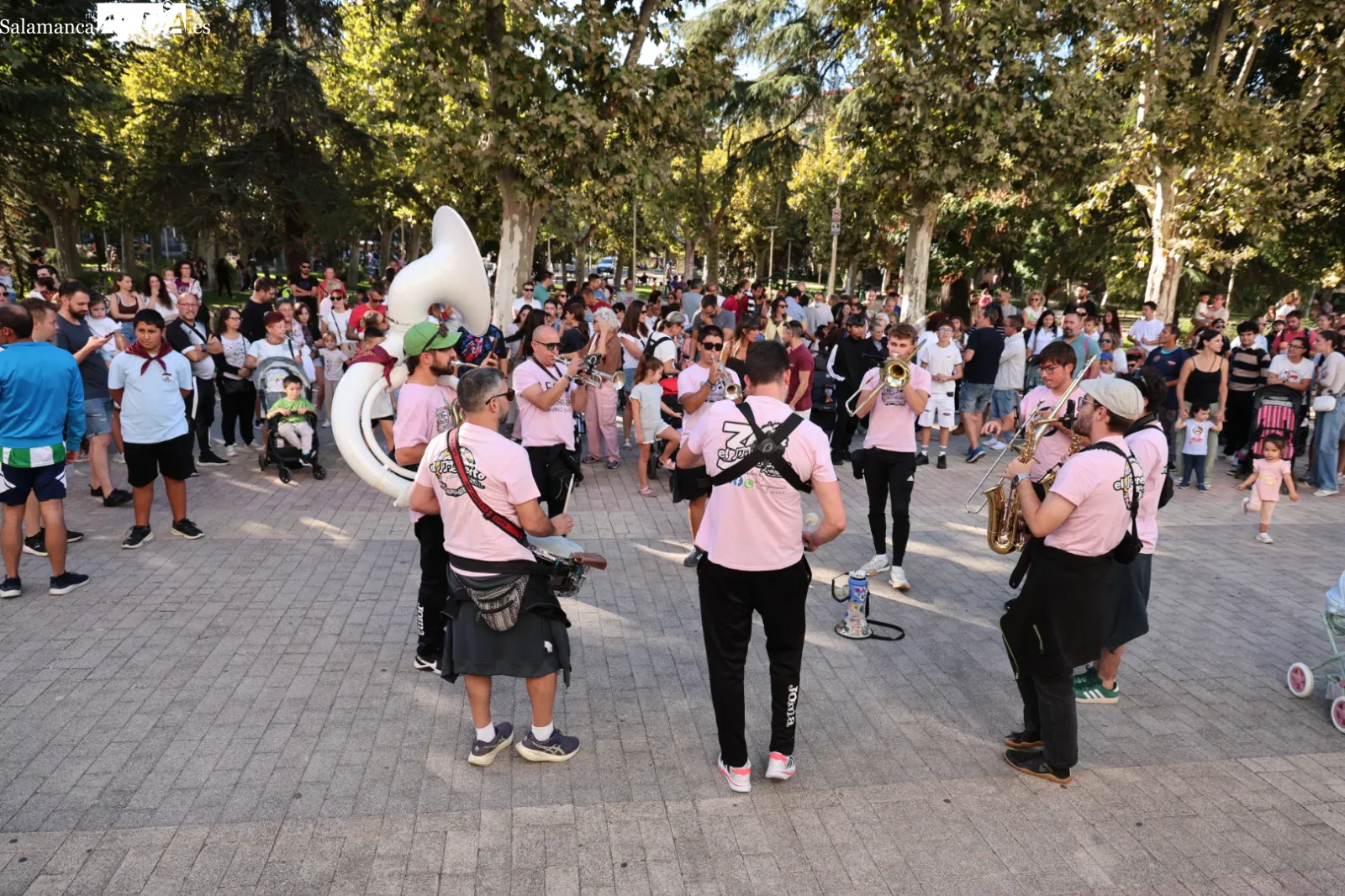 Pasacalles de gigantes y cabezudos con charanga por el centro de Salamanca. Fotos: David Sañudo