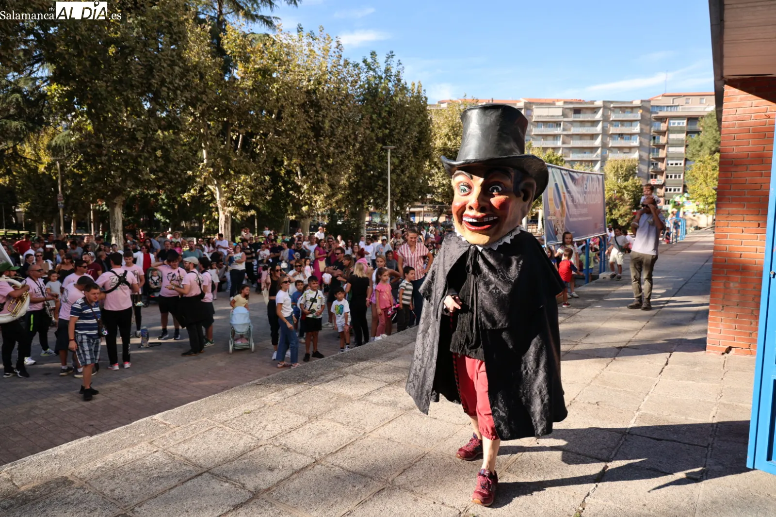 Pasacalles de gigantes y cabezudos con charanga por el centro de Salamanca. Fotos: David Sañudo