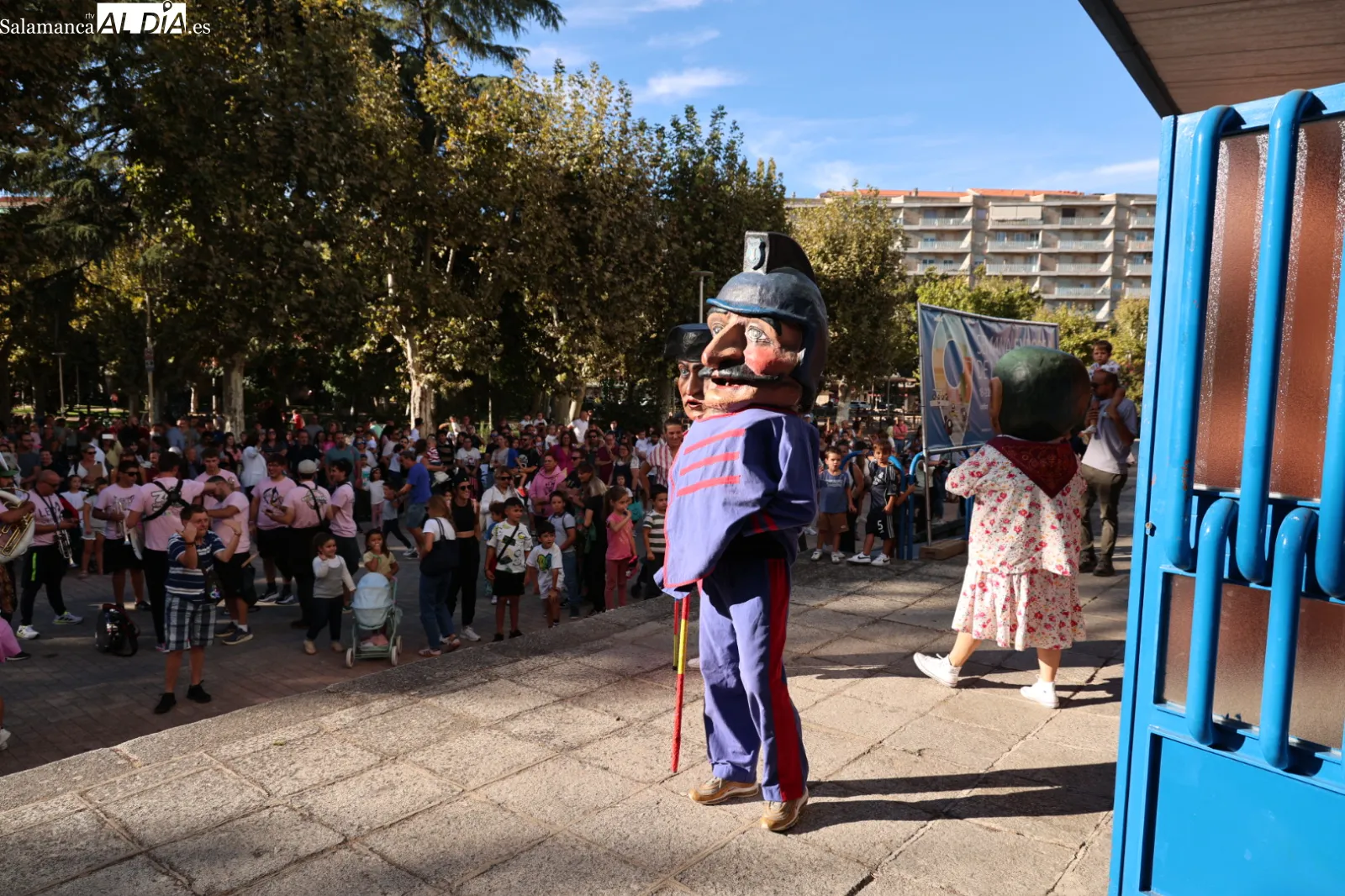 Pasacalles de gigantes y cabezudos con charanga por el centro de Salamanca. Fotos: David Sañudo