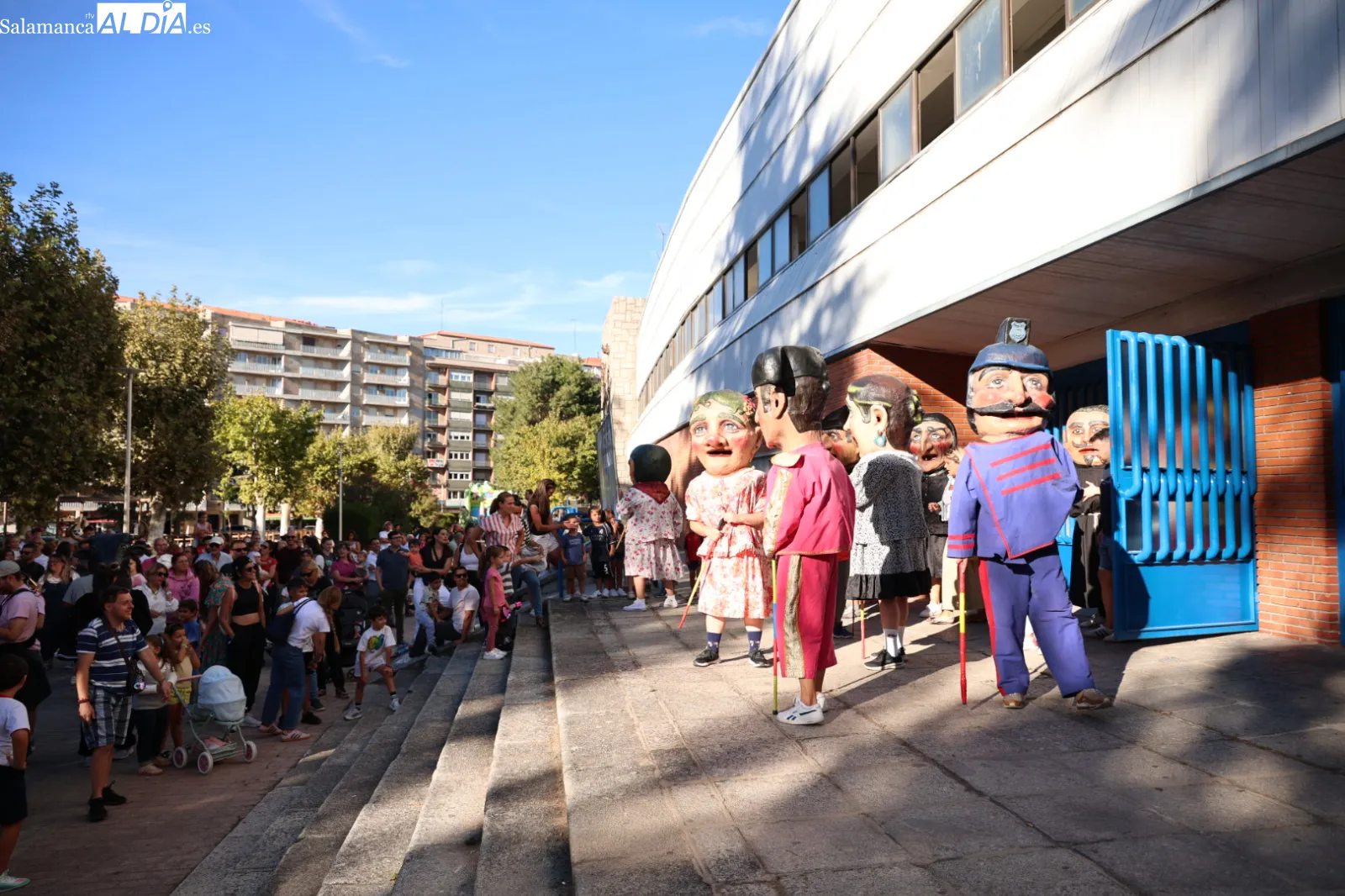 Pasacalles de gigantes y cabezudos con charanga por el centro de Salamanca. Fotos: David Sañudo
