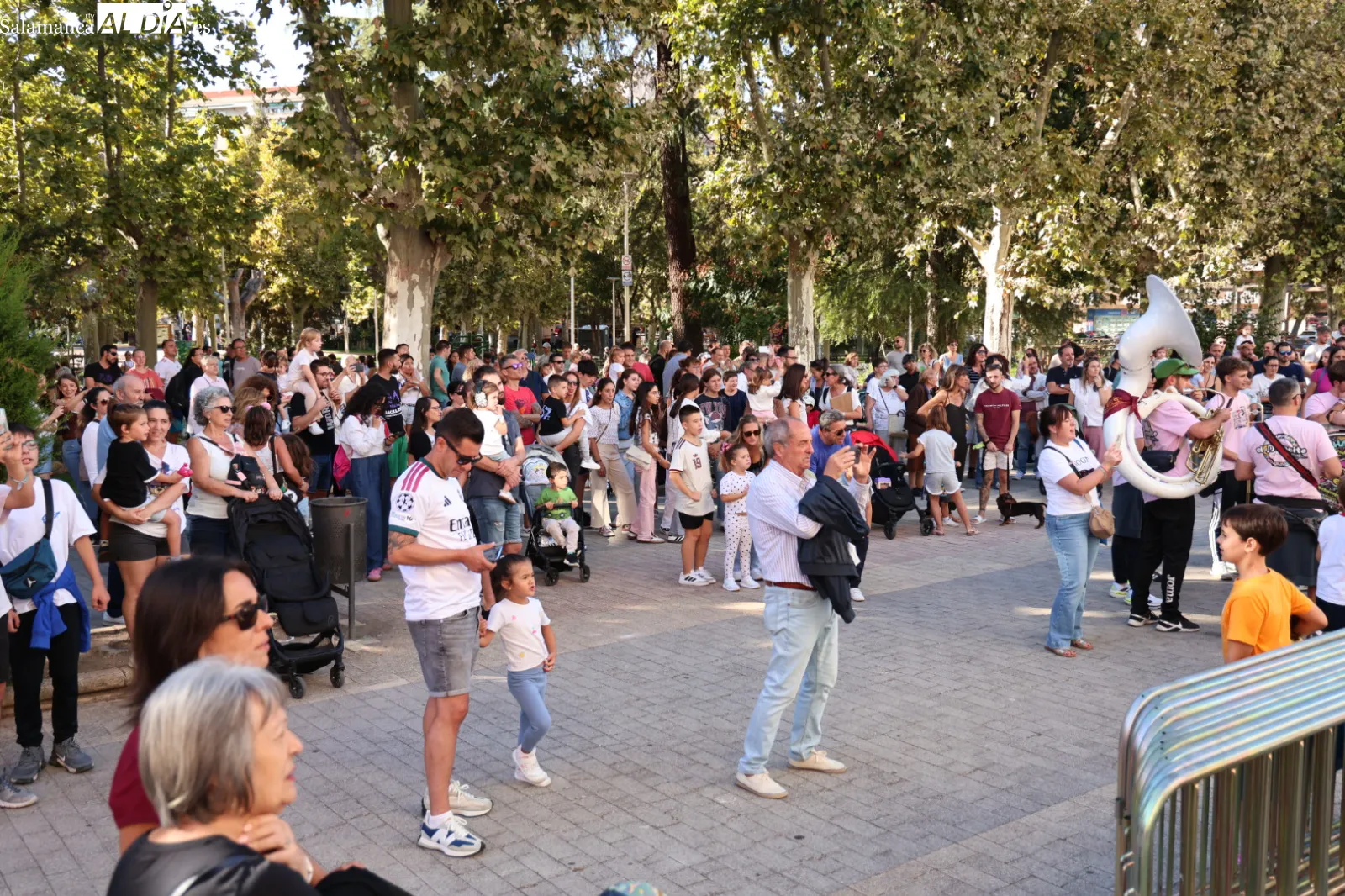 Pasacalles de gigantes y cabezudos con charanga por el centro de Salamanca. Fotos: David Sañudo