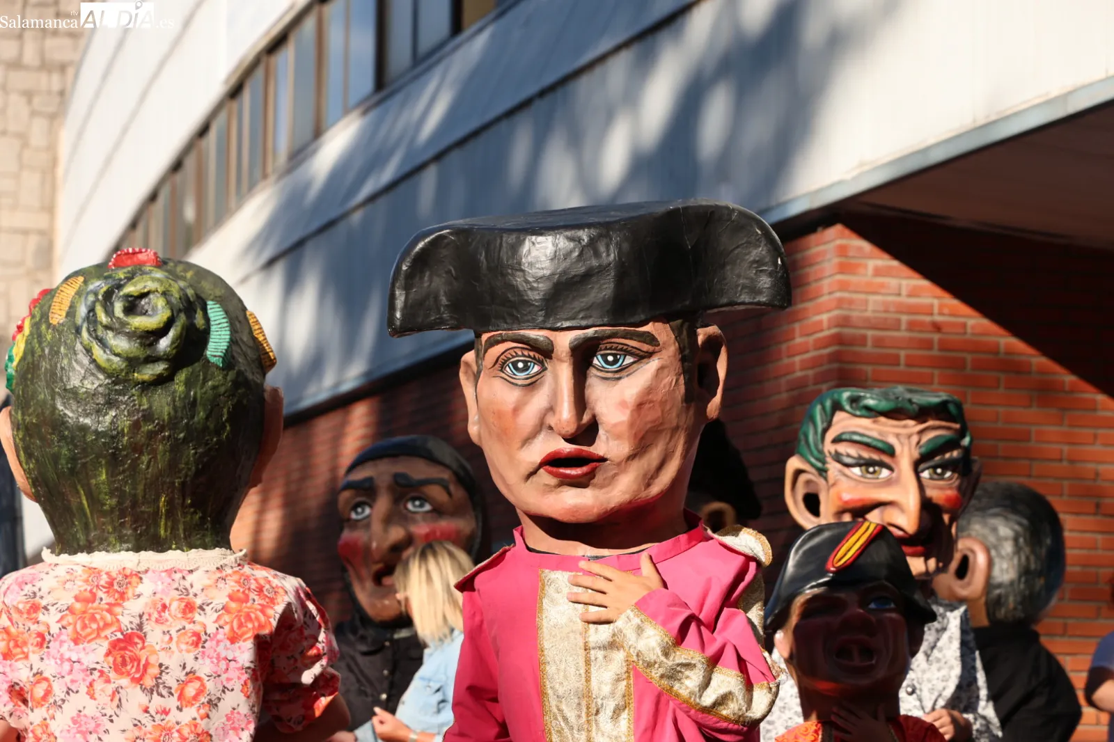 Pasacalles de gigantes y cabezudos con charanga por el centro de Salamanca. Fotos: David Sañudo