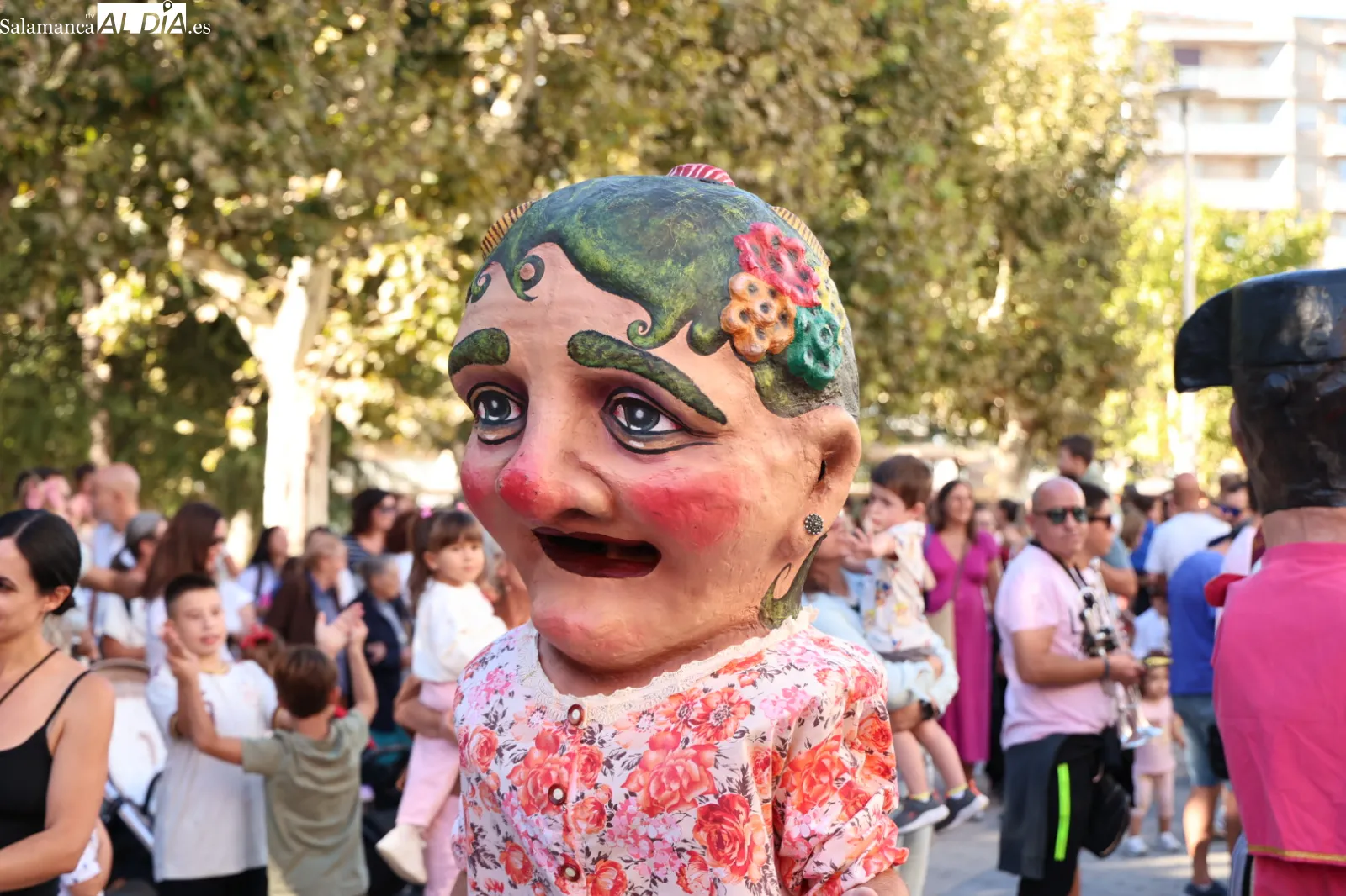 Pasacalles de gigantes y cabezudos con charanga por el centro de Salamanca. Fotos: David Sañudo