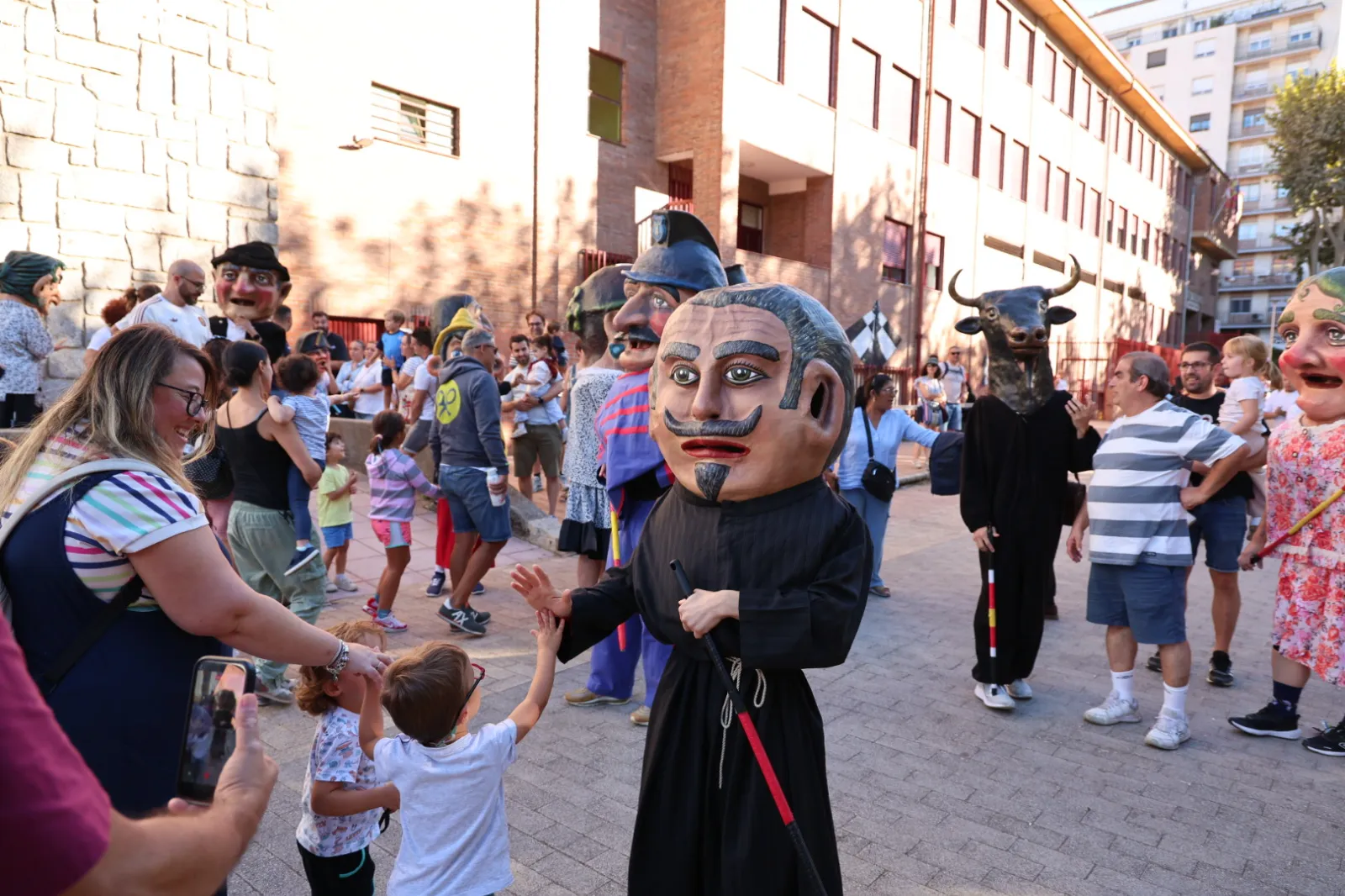 Pasacalles de gigantes y cabezudos con charanga por el centro de Salamanca. Fotos: David Sañudo