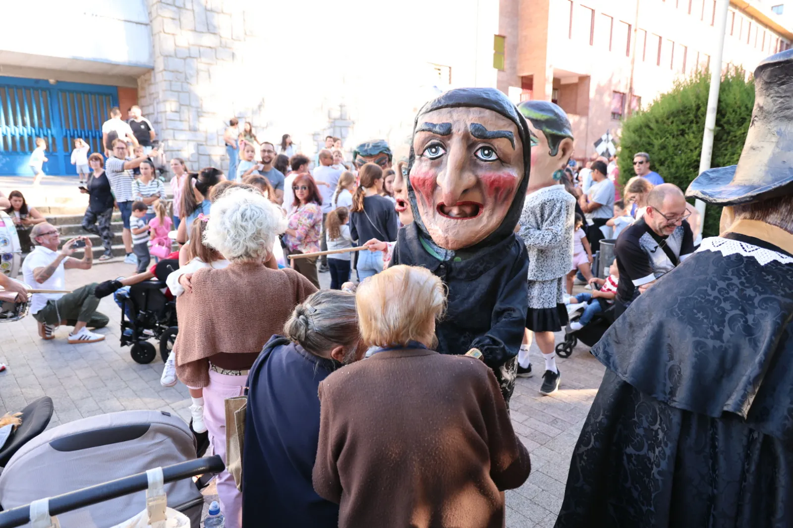Pasacalles de gigantes y cabezudos con charanga por el centro de Salamanca. Fotos: David Sañudo