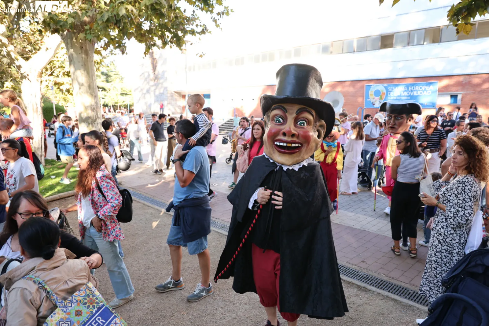 Pasacalles de gigantes y cabezudos con charanga por el centro de Salamanca. Fotos: David Sañudo