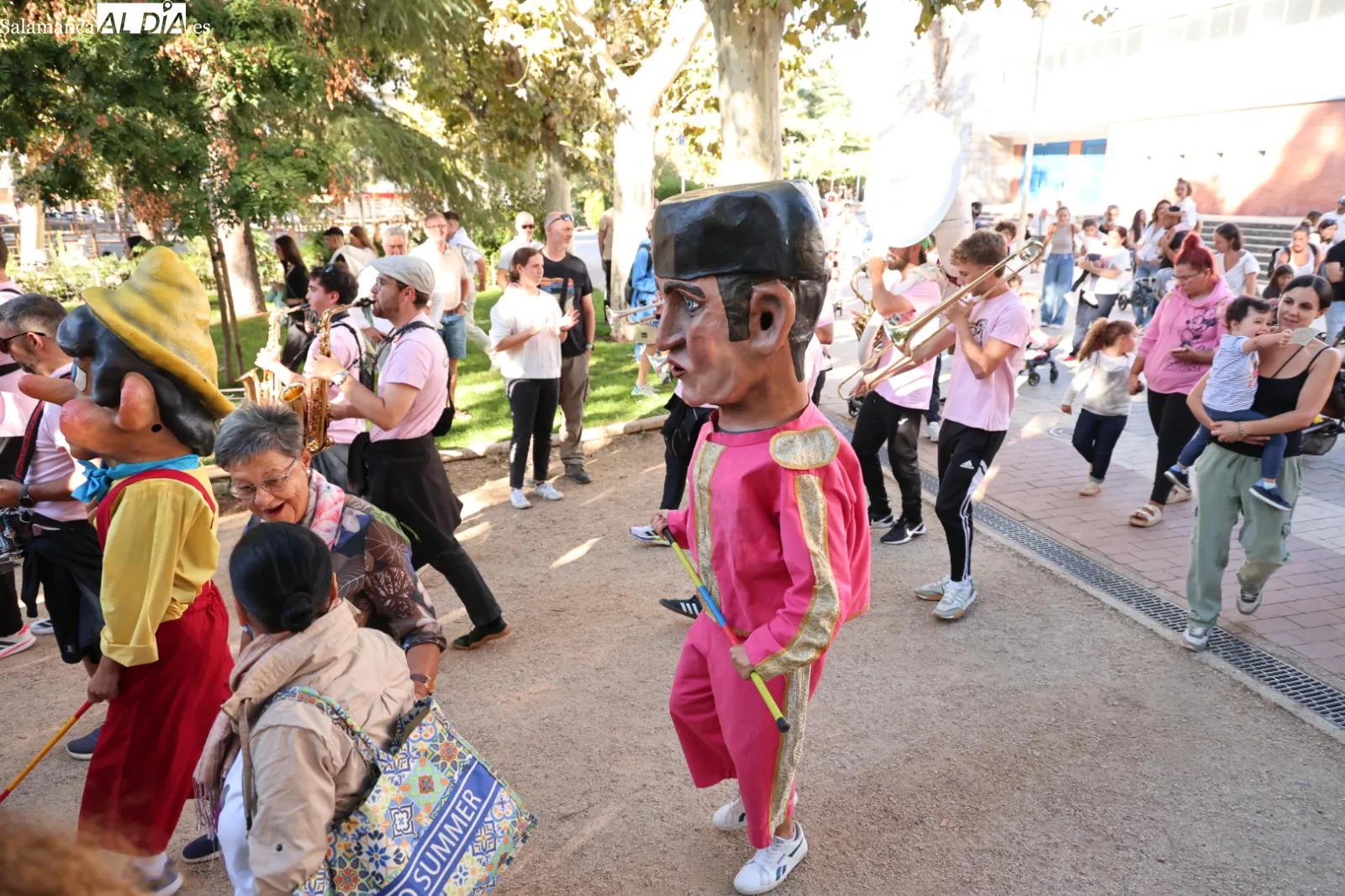 Pasacalles de gigantes y cabezudos con charanga por el centro de Salamanca. Fotos: David Sañudo