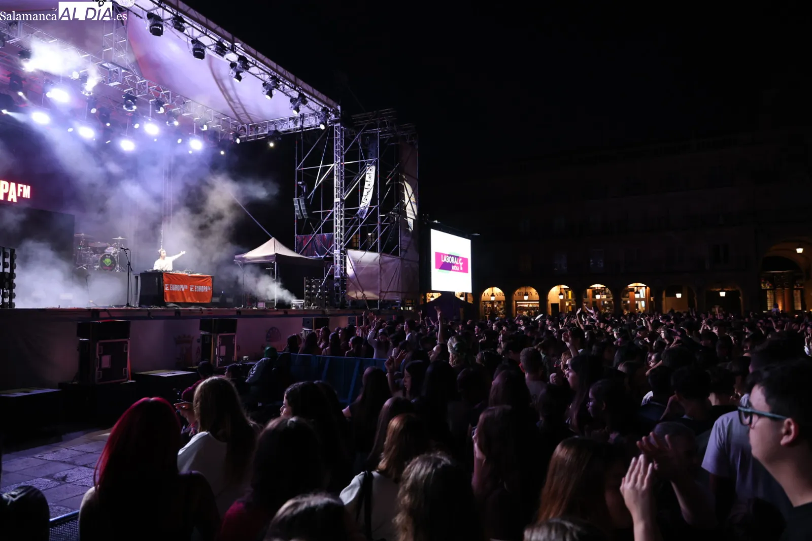 Actuación del DJ Juan Diego Suárez en la Fiesta Europa FM en la Plaza Mayor de Salamanca. Fotos: David Sañudo