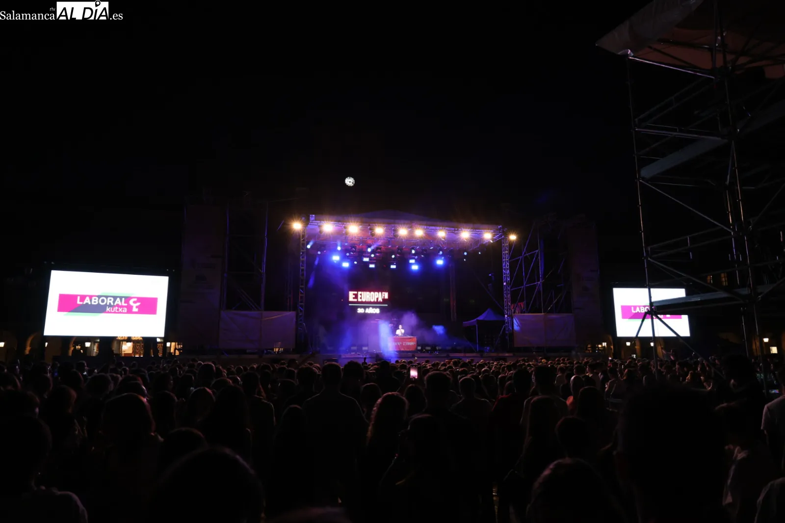 Actuación del DJ Juan Diego Suárez en la Fiesta Europa FM en la Plaza Mayor de Salamanca. Fotos: David Sañudo