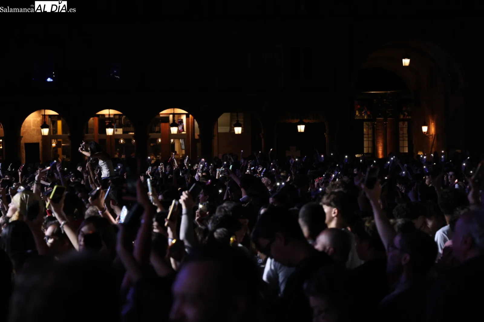 Actuación del DJ Juan Diego Suárez en la Fiesta Europa FM en la Plaza Mayor de Salamanca. Fotos: David Sañudo