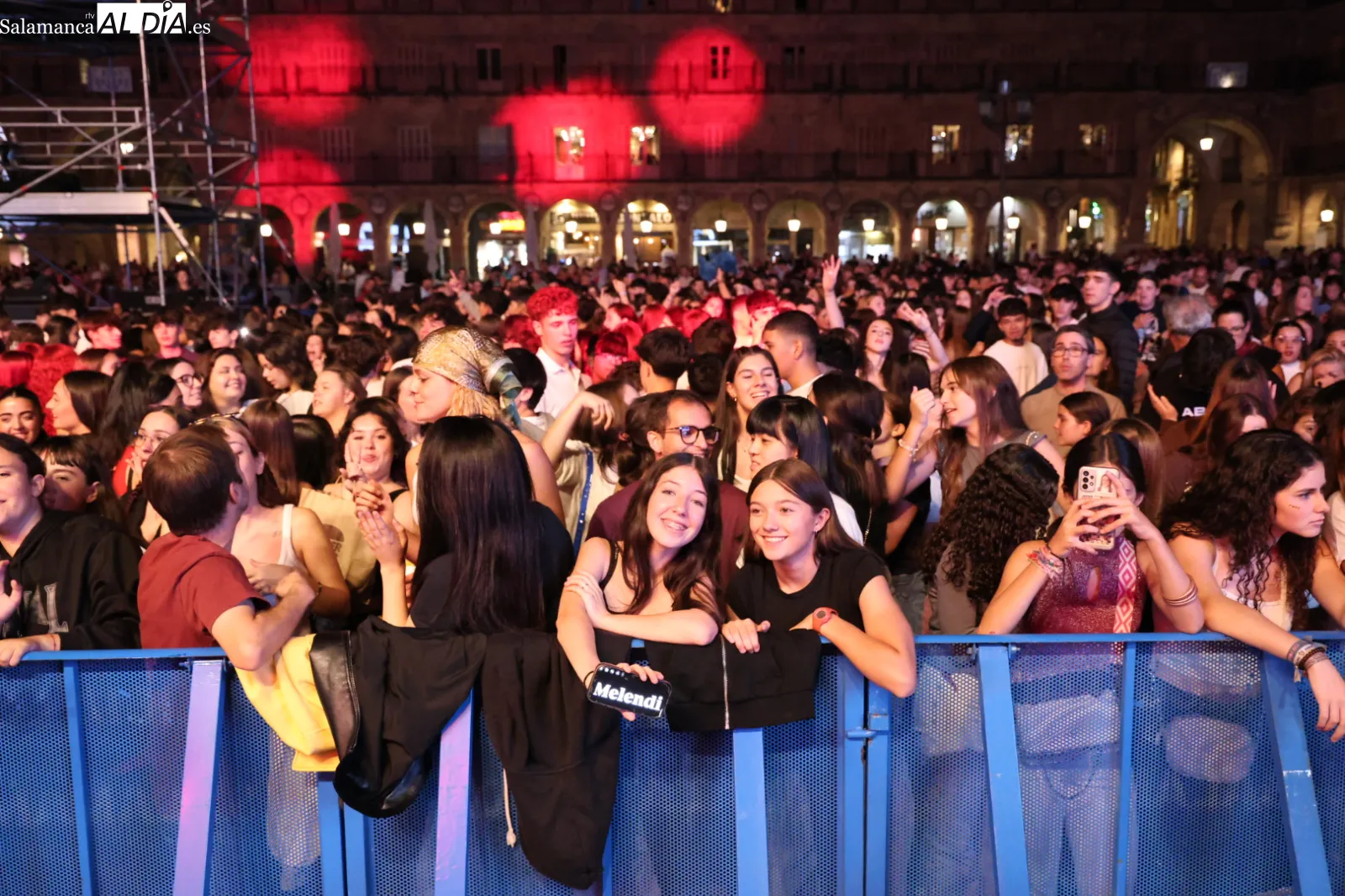 Actuación del DJ Juan Diego Suárez en la Fiesta Europa FM en la Plaza Mayor de Salamanca. Fotos: David Sañudo