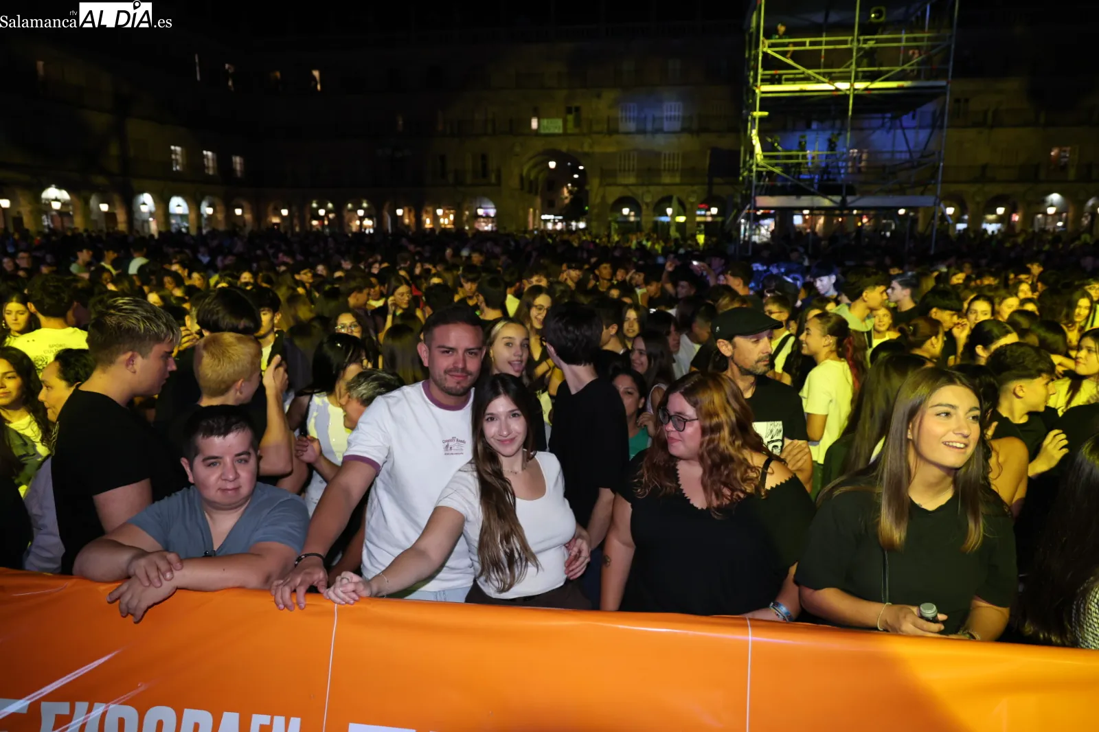 Actuación del DJ Juan Diego Suárez en la Fiesta Europa FM en la Plaza Mayor de Salamanca. Fotos: David Sañudo